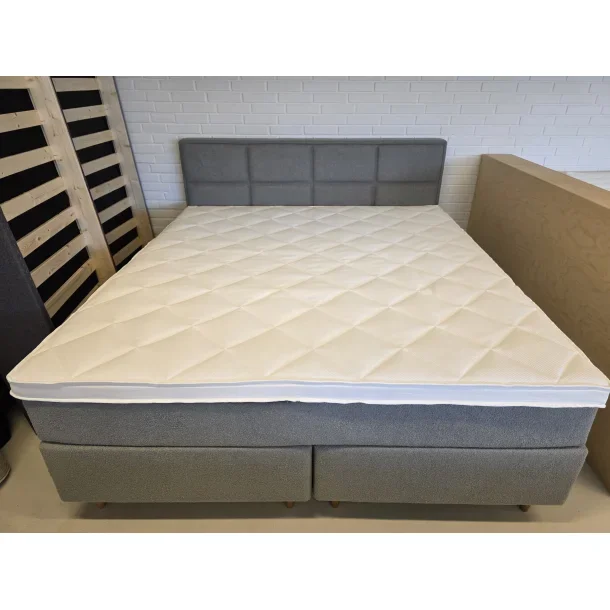 Kontinentalseng 180x200cm inkl. sengegavl - Gr� boucl�